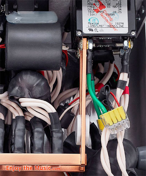 Audience adeptResponse aR6-T4 Passive Power Conditioner Review With Audience's frontRow powerChord